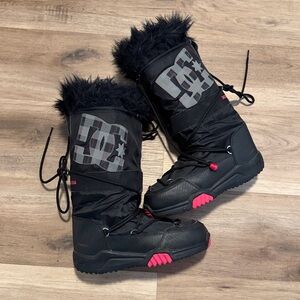 DC Chalet snow boots faux fur collar and a grey/pink plaid logo size 7 Sample